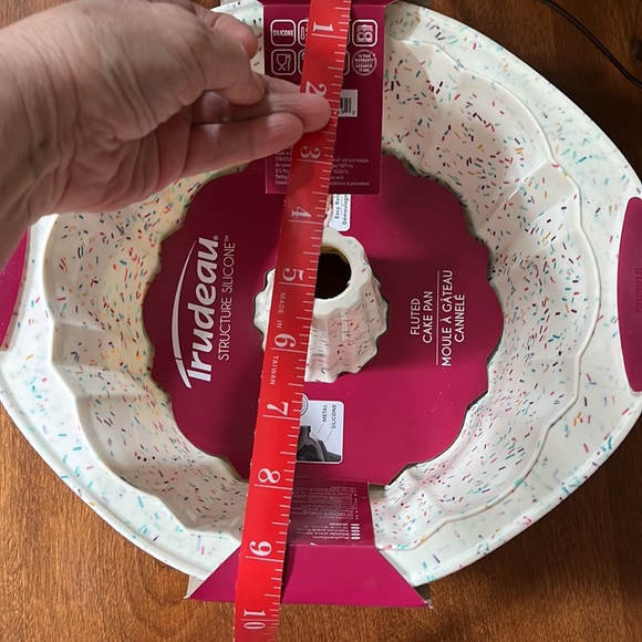 NWT Trudeau silicone fluted cake pan - Picture 3 of 8